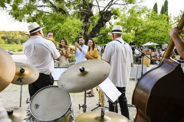 Un groupe d'amis assiste à un concert dans un domaine viticole de la destination Grand Pic Saint-Loup