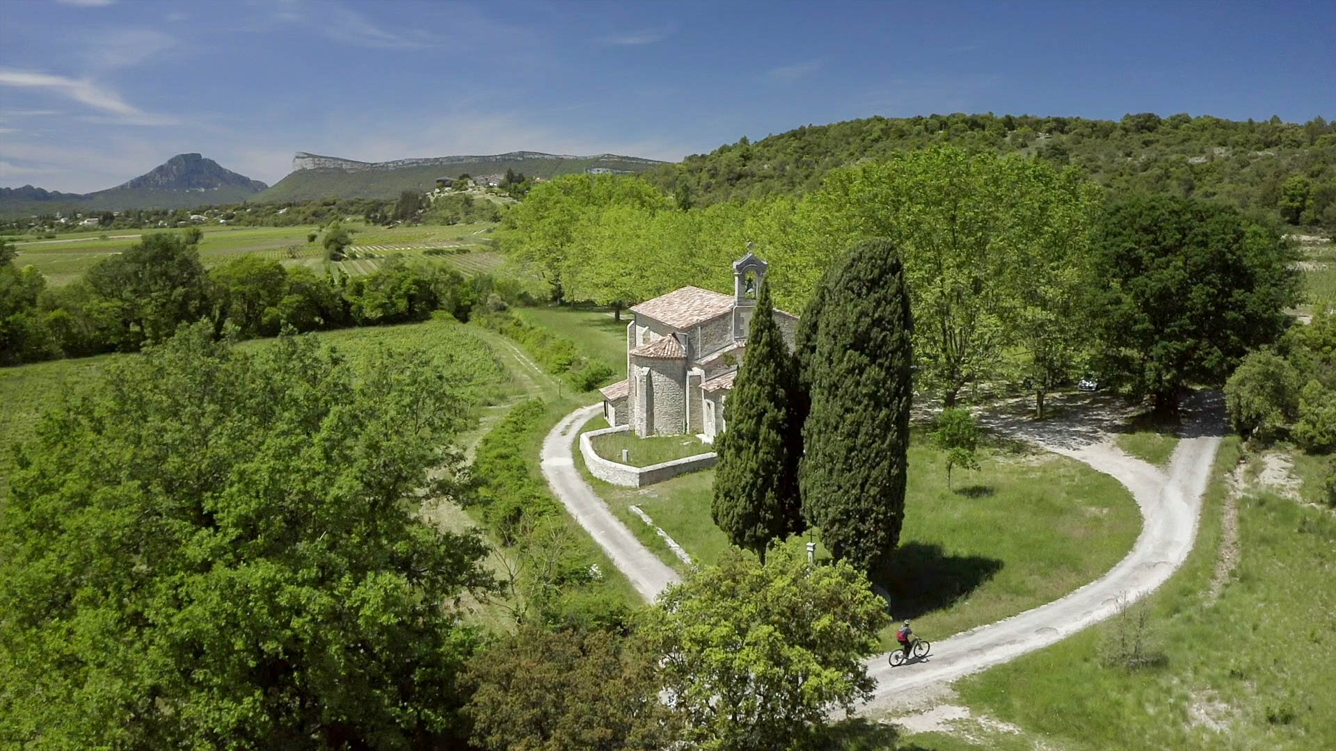 Vue sur la chapelle d'Aleyrac, le Pic saint-Loup et l'Hortus