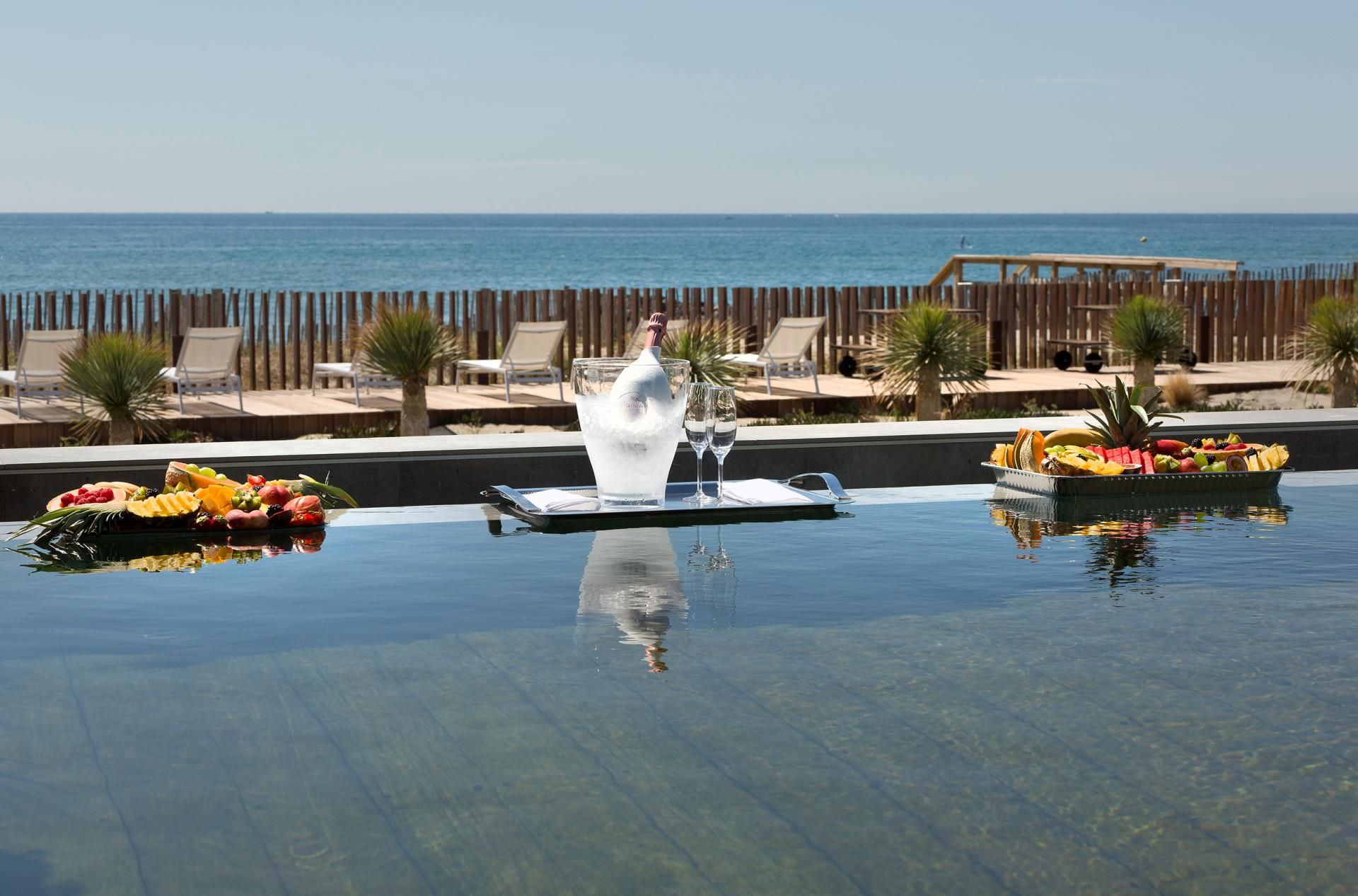 Vue sur la piscine chauffée de la Villa Miramar, chambre d'hôtes de prestige à Frontignan