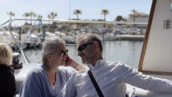 Couple à bord d'un bateau pour une sortie en mer