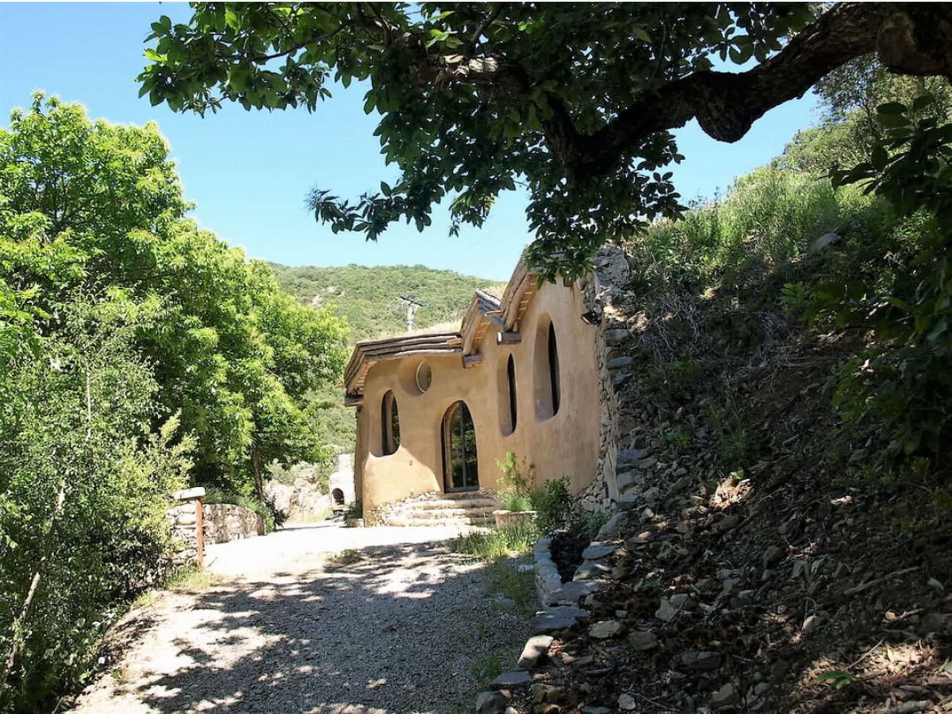 La Maison de Hobbit au Moulin de Tredos à Vélieux dans le Minervois