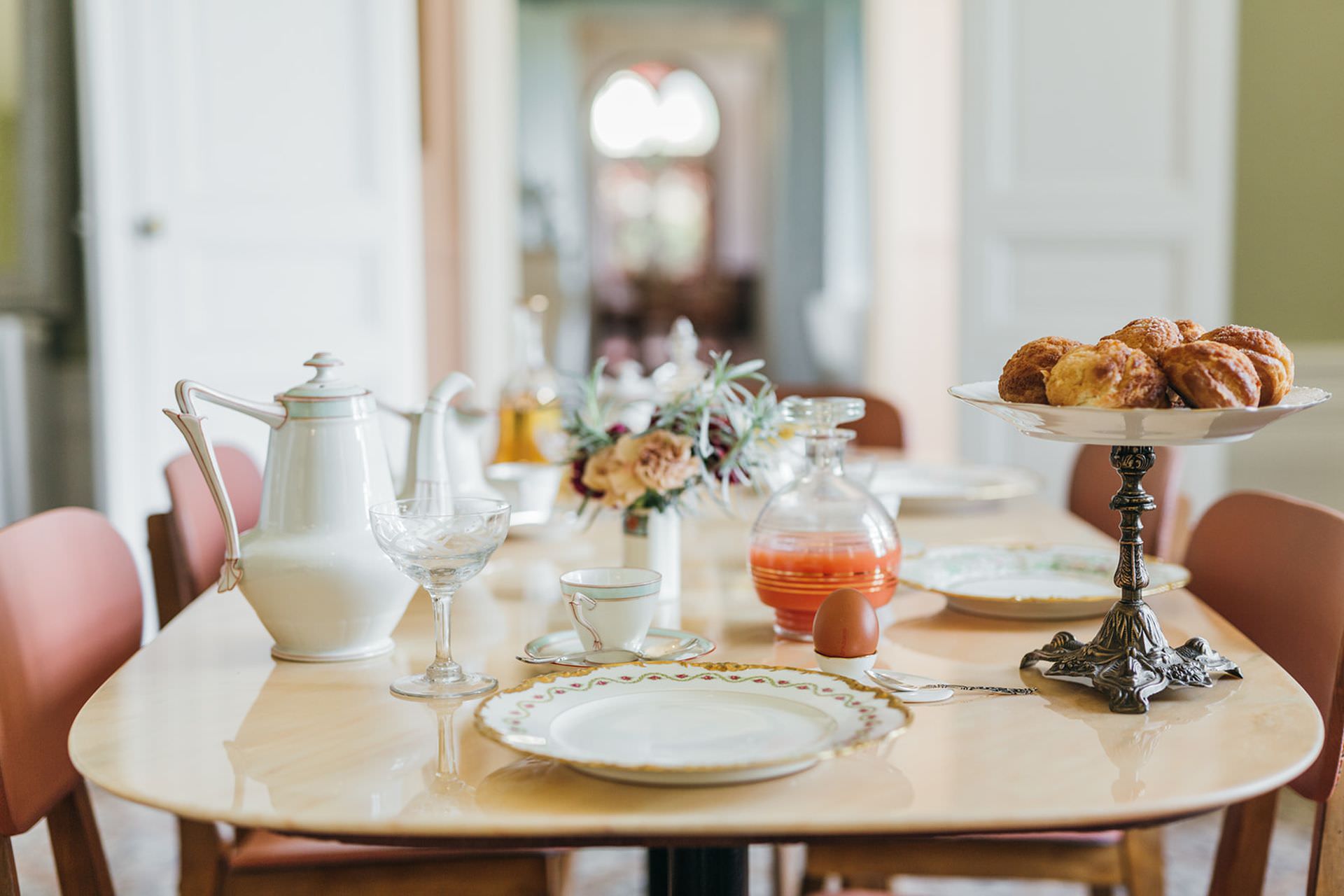 Vue sur une table dressée pour un brunch à Maison Jullian, restaurant et salon de thé à Béziers