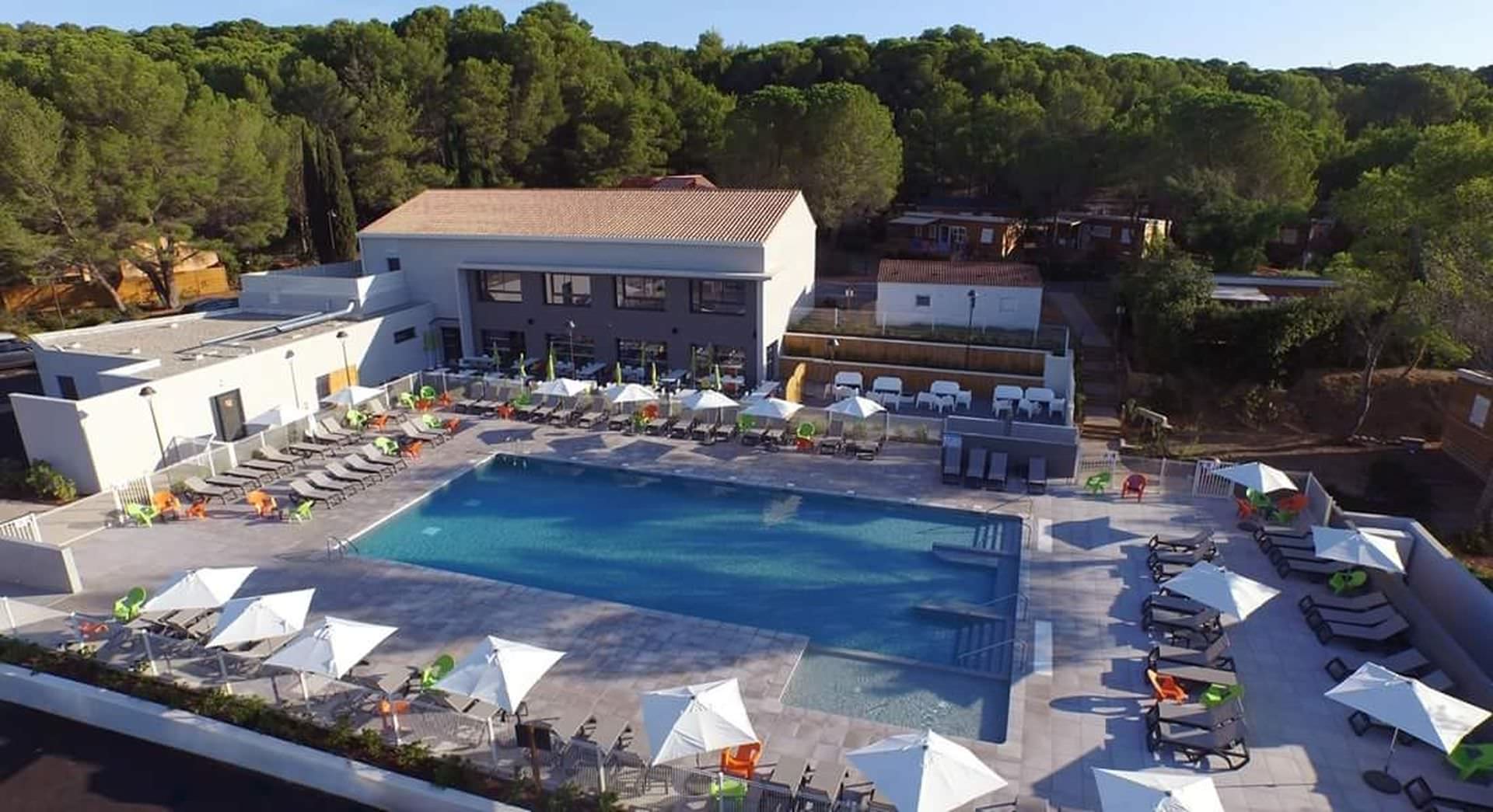 Vue sur la piscine du VVF Sport Le Clos des Cigales à Montagnac près de Pézenas