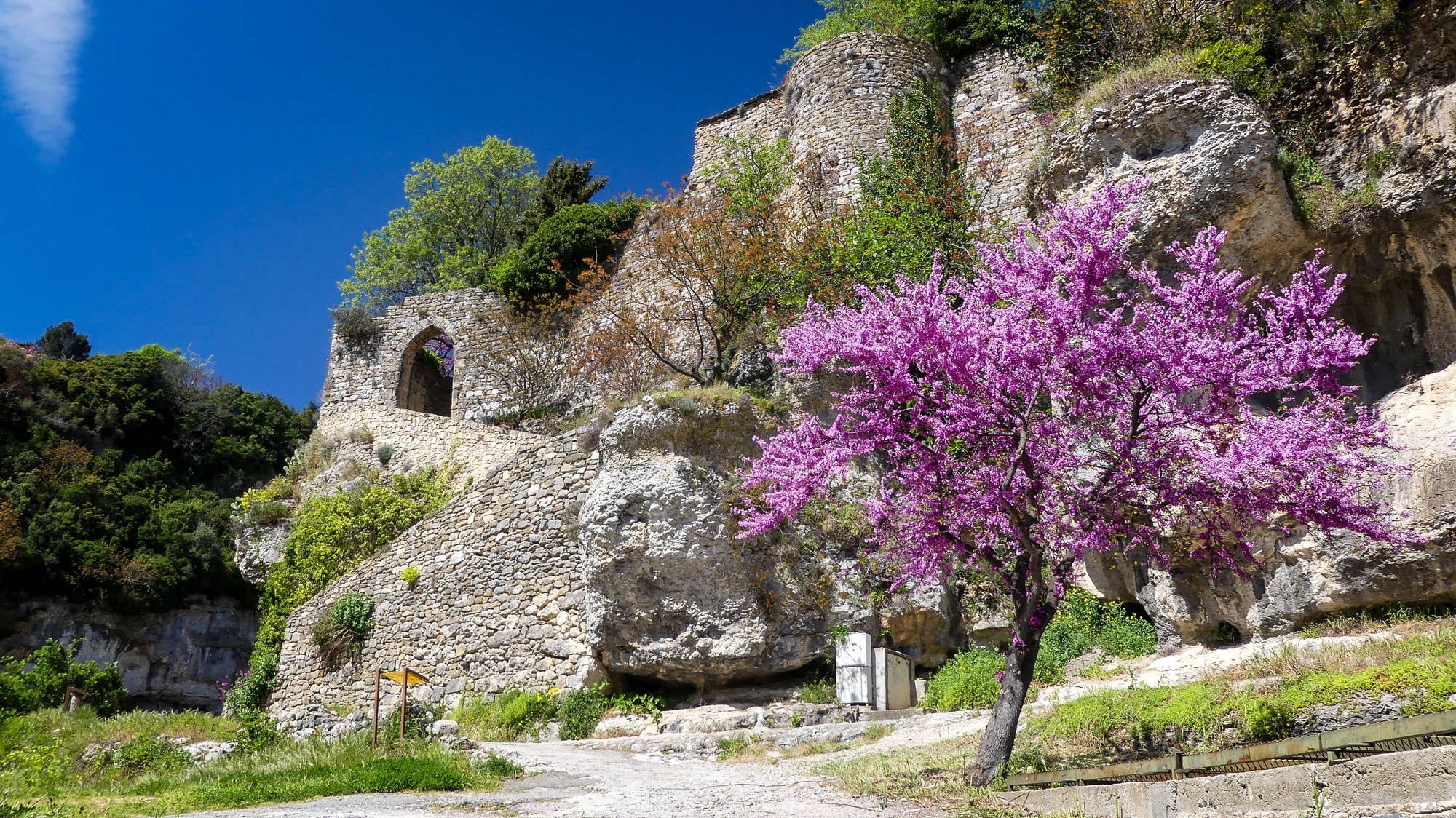 L'une des porte de Minerve, vue depuis la confluence de la Cesse et du Brian