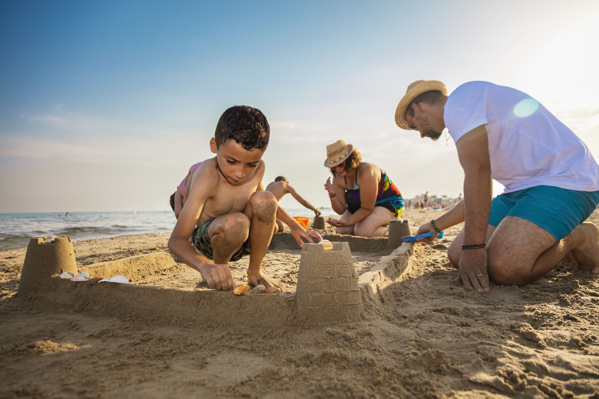Construction d'un château de sable en famille sur la plage de Carnon