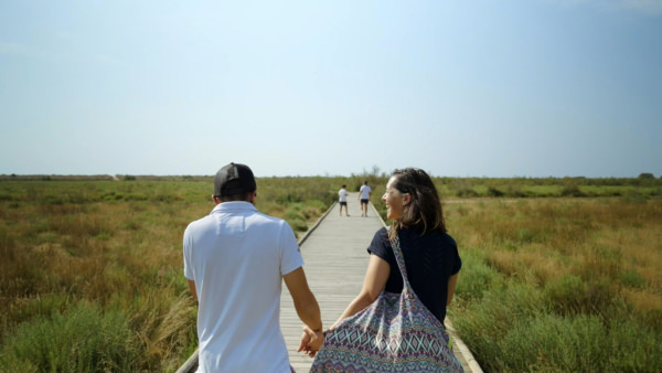 Promenade en famille dans l'arrière-plage de Vendres