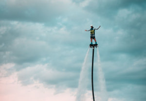 Un homme vole au-dessus de l'eau en flyboard