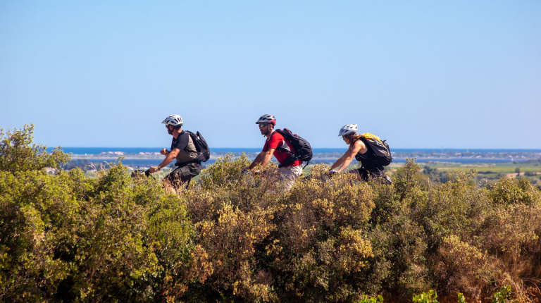 En VTT sur la GTMC près de Pinet © Aloha Studio Trois amis en VTT sur la GTMC près de Pinet