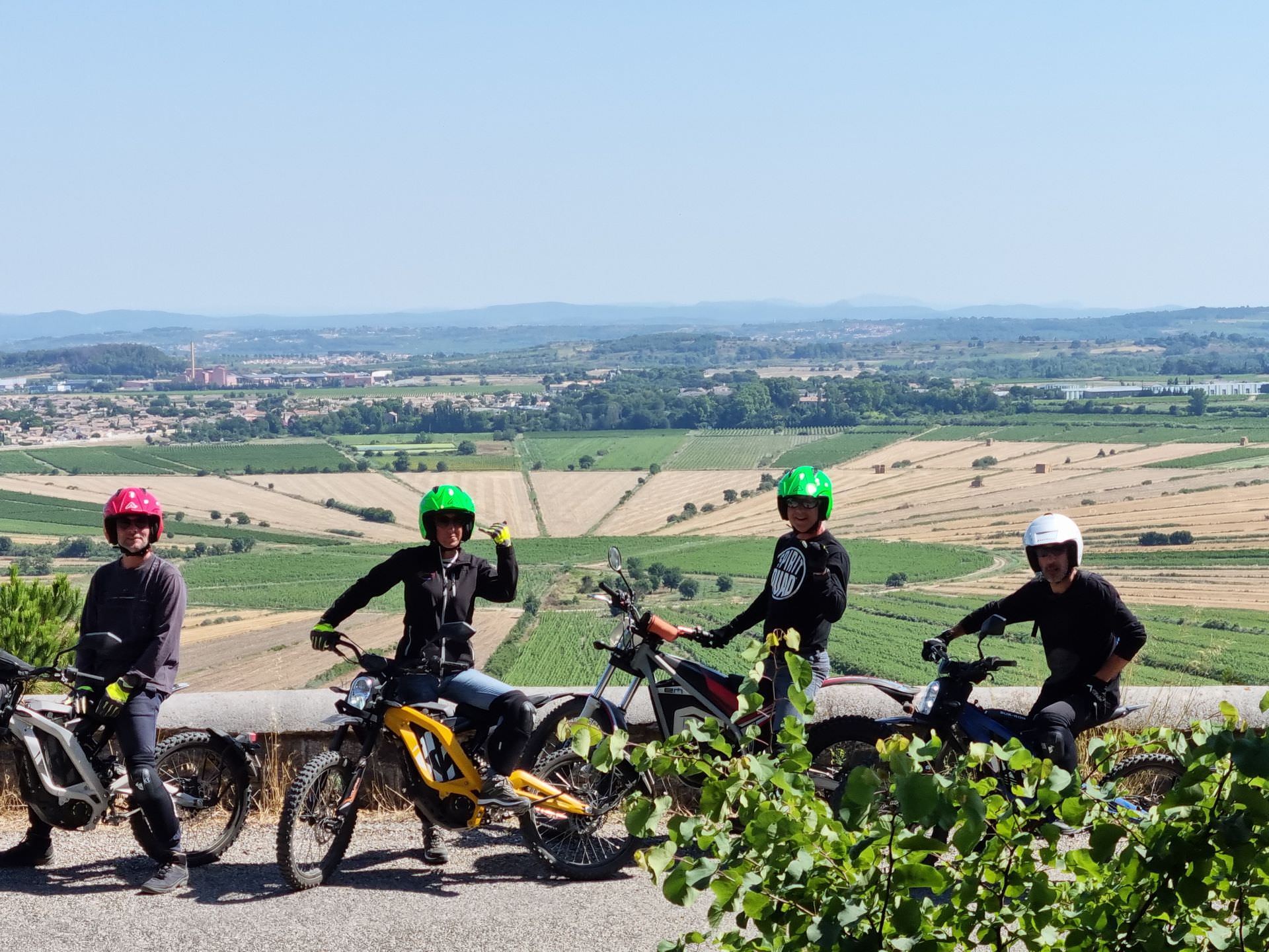 Groupe d'amis en moto électrique du côté de l'étang asséché de Montady