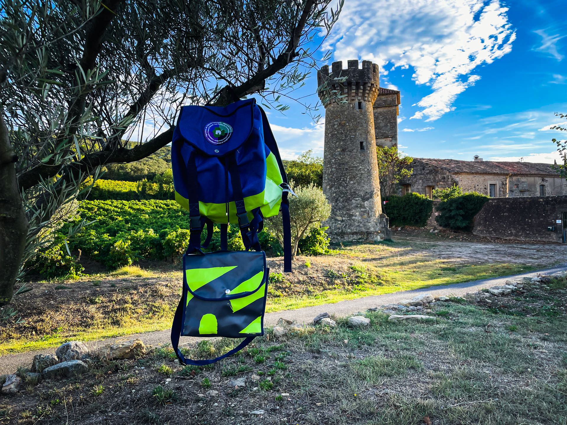 Vue sur Le Comporte, sac à dos vigneron, à emprunter pour des pique-niques en Minervois, Saint Chinian, Faugères & Haut Languedoc