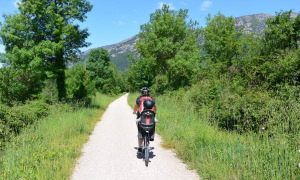 Une famille à vélo sur la Voie verte Passa Païs dans le Haut-Languedoc