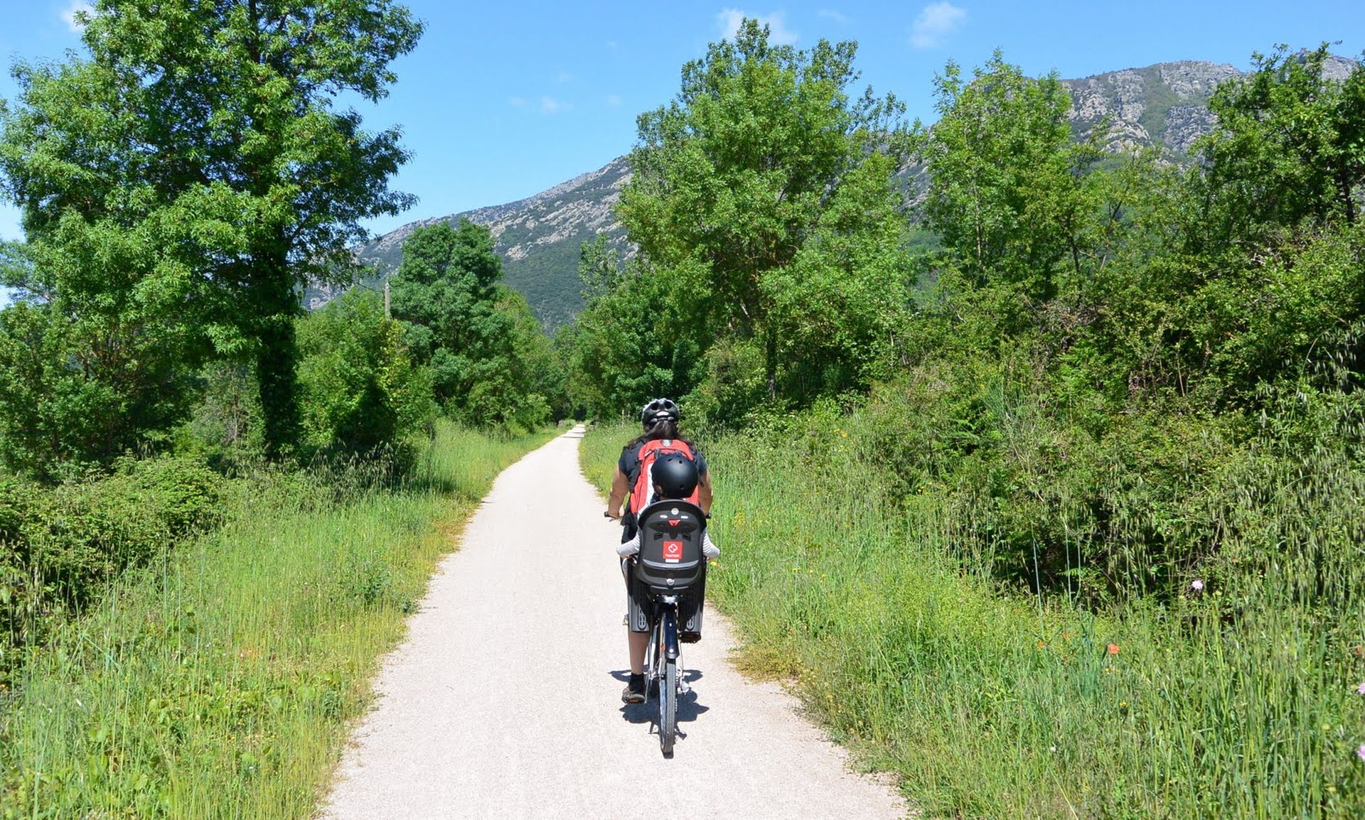Une famille à vélo sur la Voie verte Passa Païs dans le Haut-Languedoc
