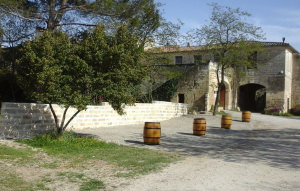 Accès au caveau du Domaine Guinand à Saint Christol