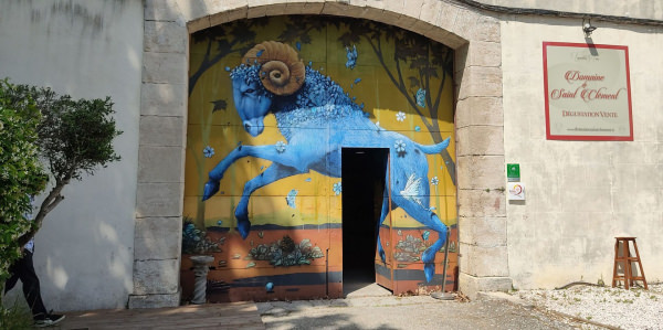 Entrée du caveau du domaine viticole de Saint Clément à Saint Clément de Rivière