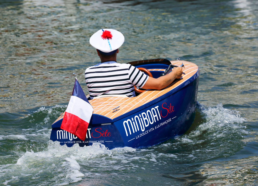 Balade aux commandes d'un mini Boat à Sète sur les canaux