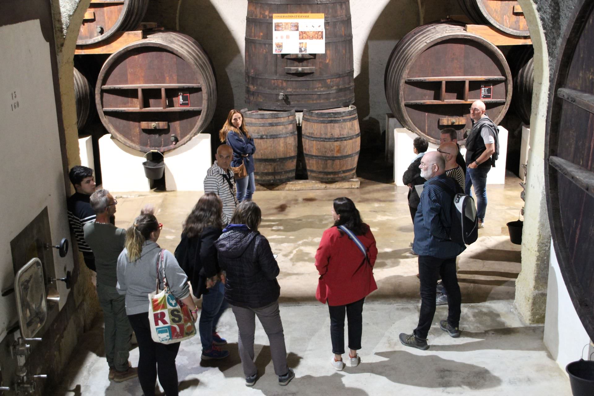 Groupe qui visite le chai du Domaine de Soustres