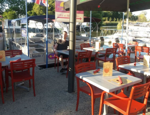 Restaurant La Passerelle sur le petit port fluvial de Colombiers face au Canal du Midi