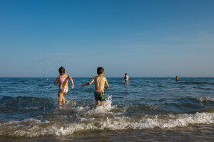 2 enfants partent se baigner un courant dans la mer