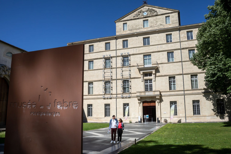 Musée Fabre de Montpellier © Anthony Alliès Jeune couple devant l'entrée du Musée Fabre de Montpellier