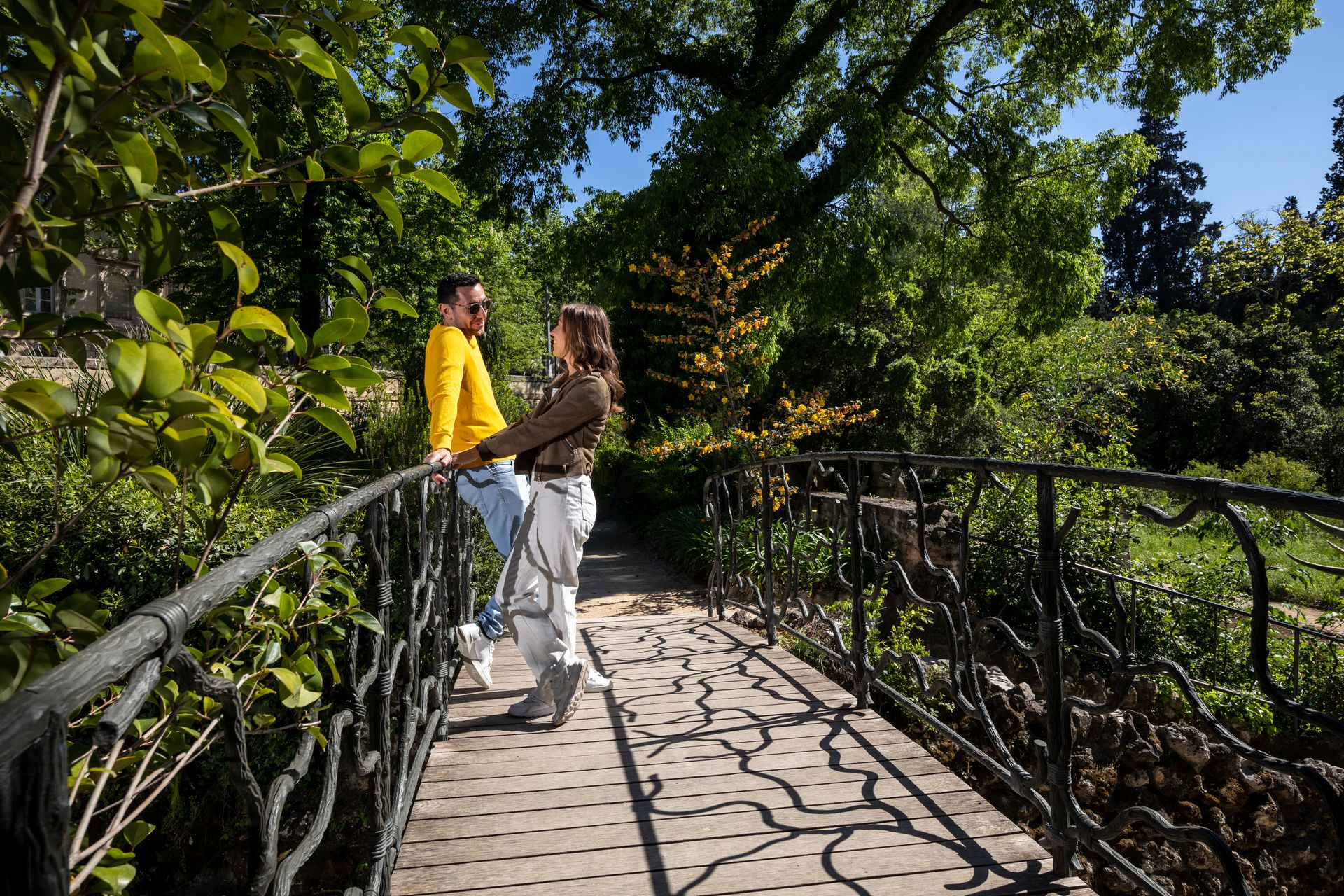 Jeune couple en promenade au Jardin des Plantes de Montpellier