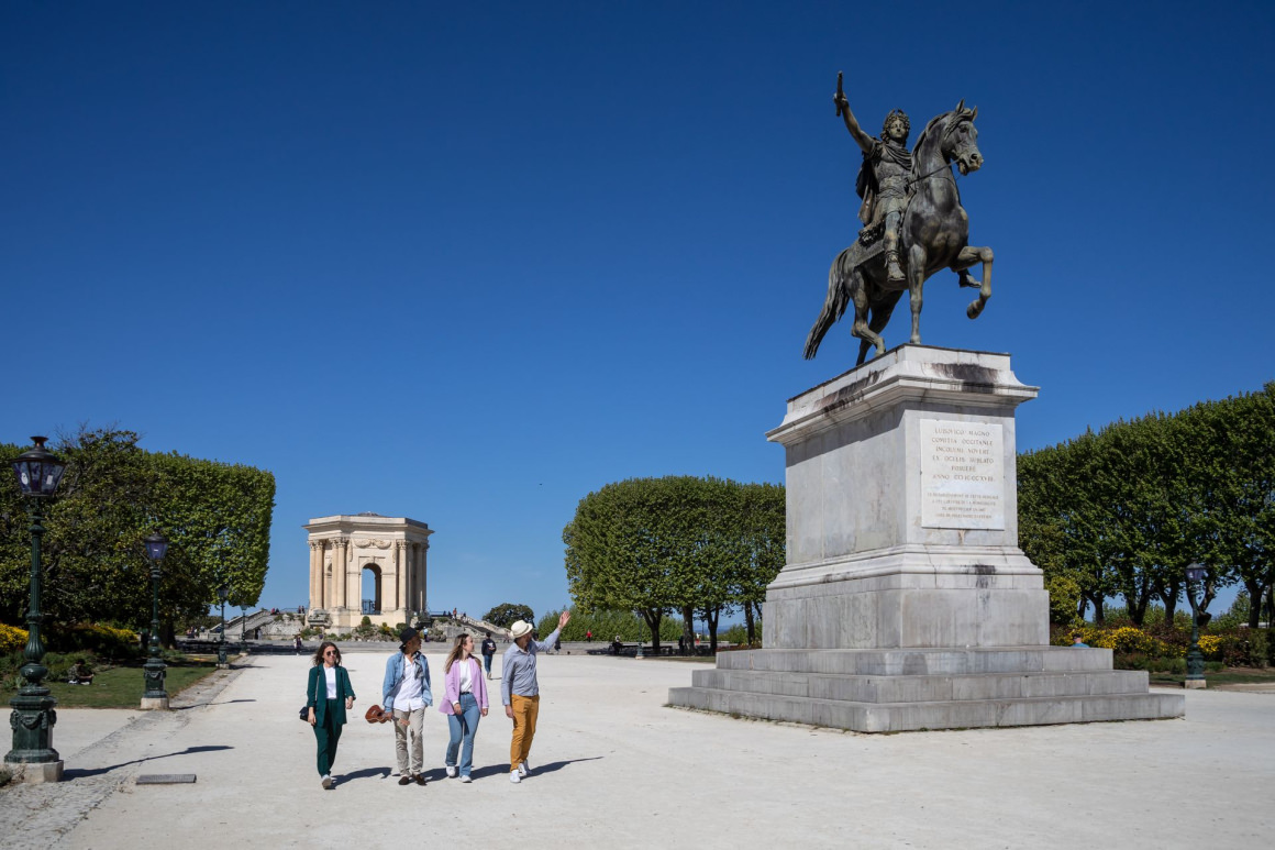 Groupe d'amis en balade sur la promenade du Peyrou à Montpellier