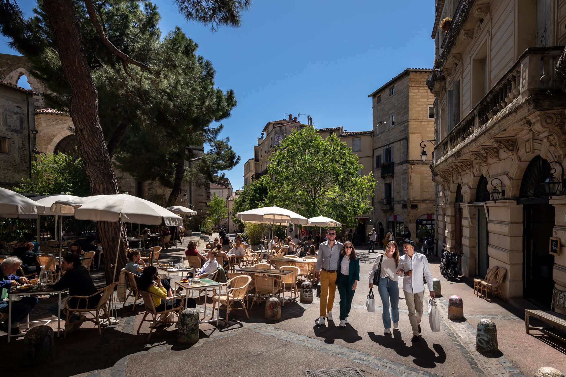 Shopping entre jeunes couple dans le quartier Saint Roch de Montpellier