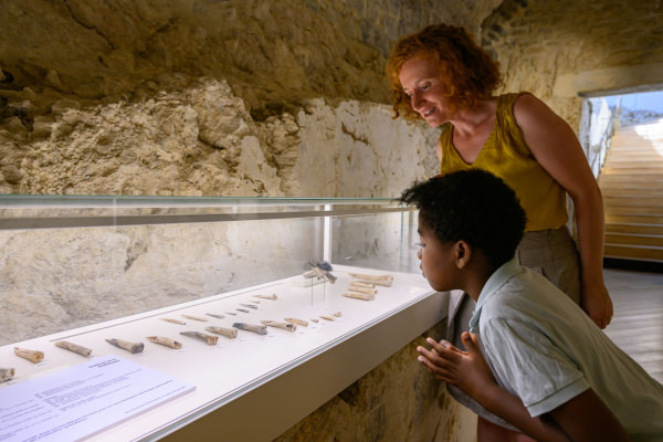 Visite en famille à La Maison des Consuls, musée d'arts et d'archéologie dans le village Les Matelles près du Pic Saint-Loup