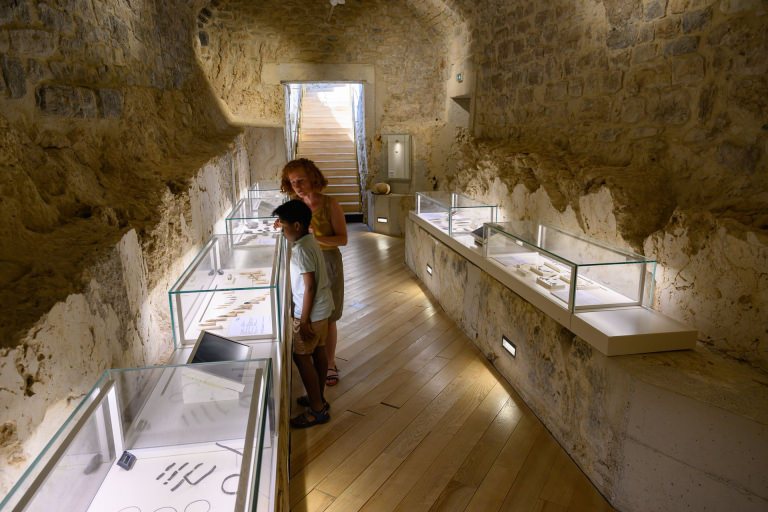 Visite en famille à La Maison des Consuls, musée d'arts et d'archéologie dans le village Les Matelles près du Pic Saint-Loup