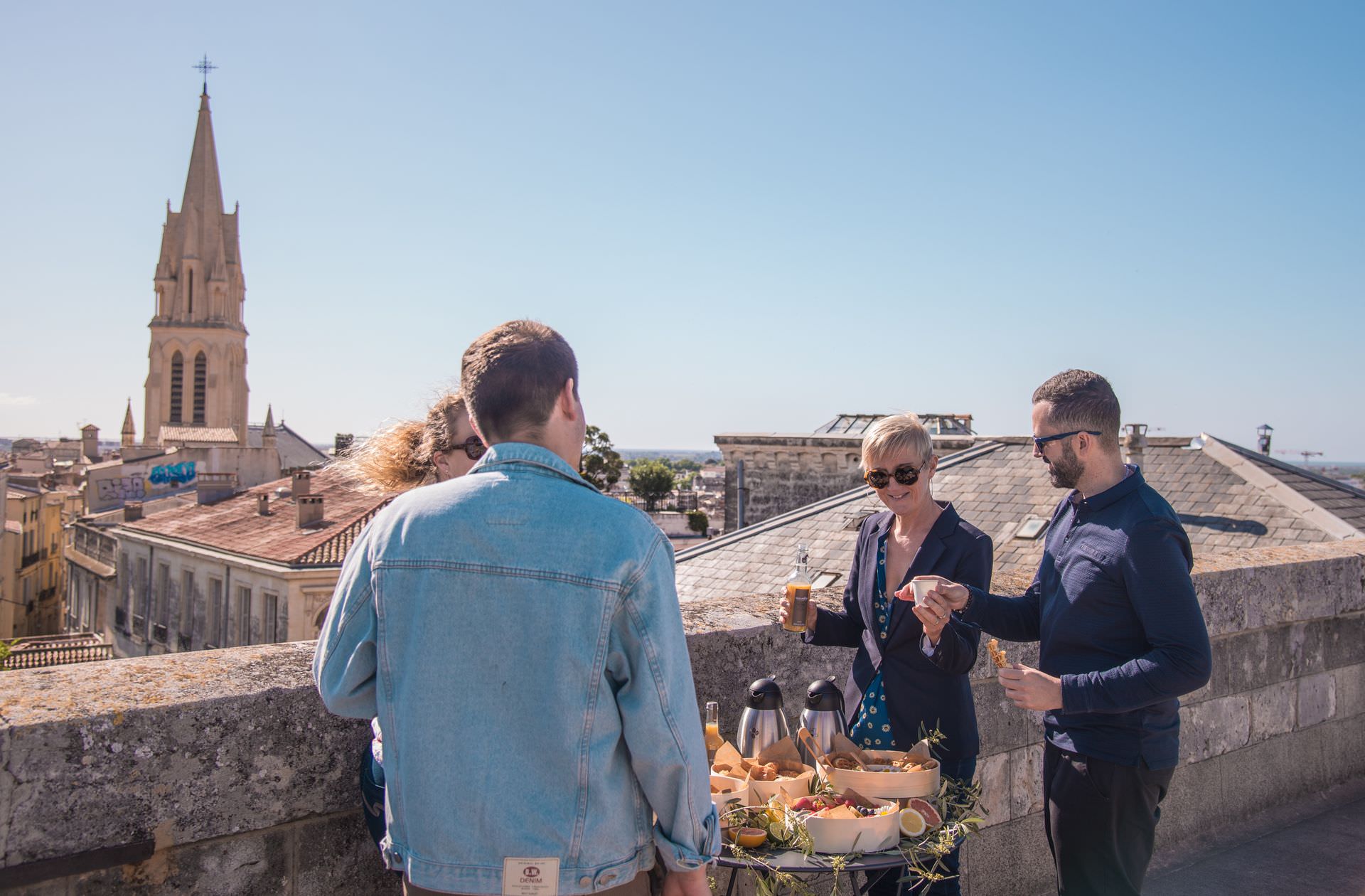 Dégustation au sommet de l'arc de triomphe de Montpellier