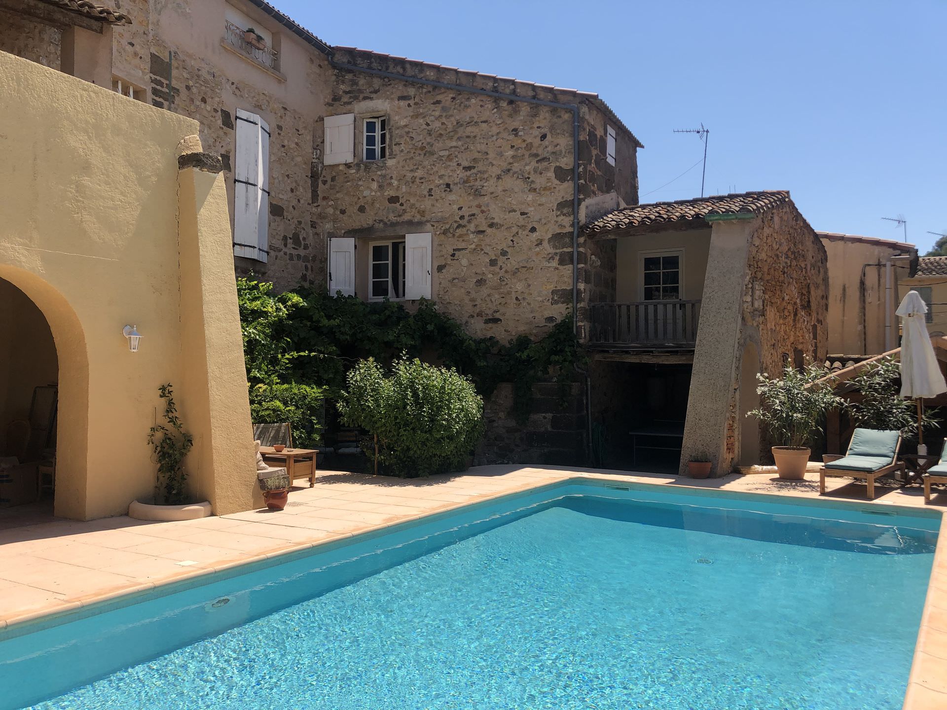 Vue sur le patio et la piscine de la maison d'hôtes La Tour d'Aspiran