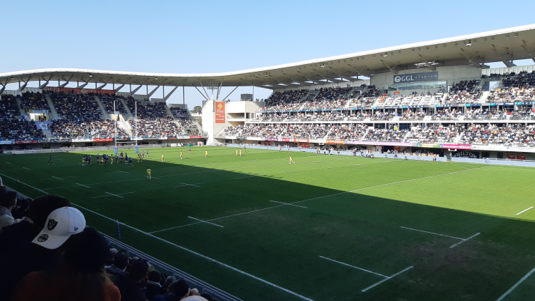 Match de rugby qui a lieu à Montpellier. MHR défend sa ligne d'en-but