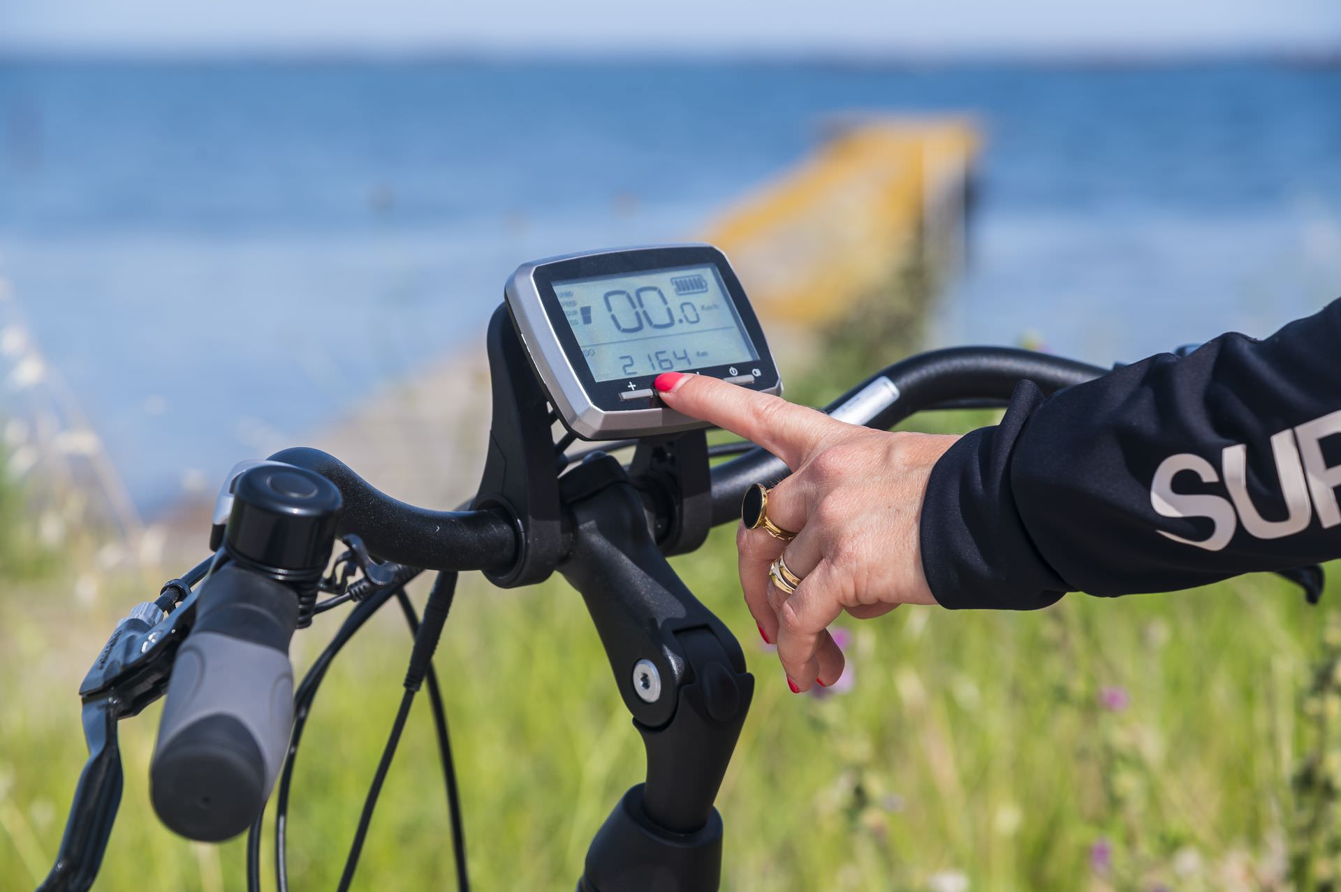 Zoom sur le guidon d'un vélo à assistance électrique