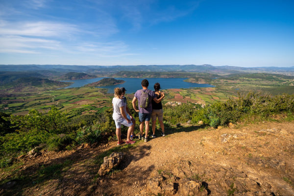 Groupe d'amis qui admire le lac du Salagou depuis les hauteurs du Mont Liausson