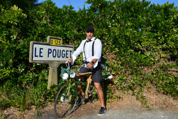 Un homme se balade en vélo vintage le long des vignes près du village du Pouget dans le cadre de l'évènement Musette & Bicyclette de Fascinant Week-end