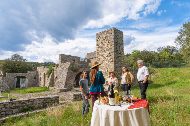 Dégustation de vins entre amis à la verrerie de Couloubrines à Ferrières-Les-Verreries