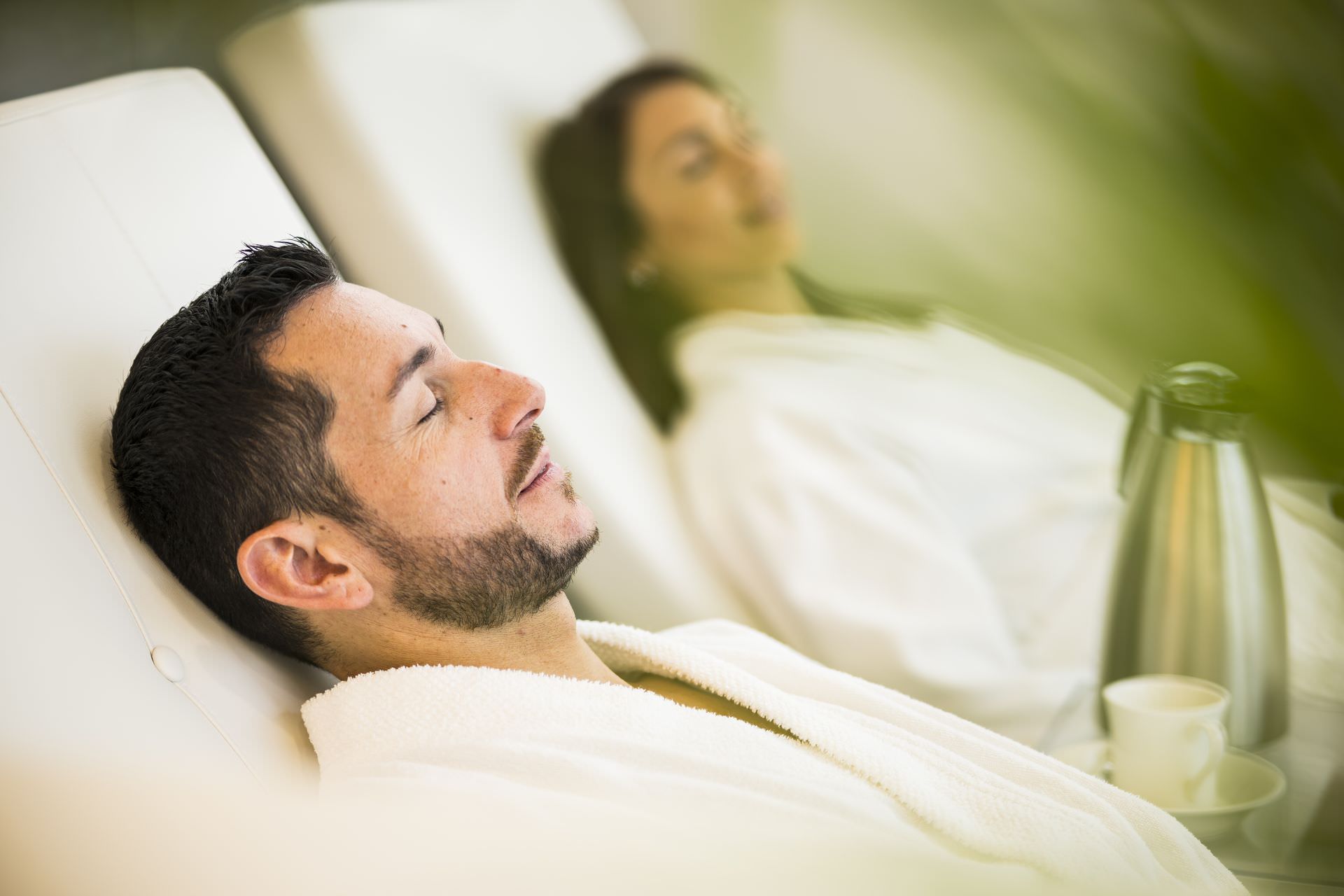 Un couple se détend à l'espace bien-être du centre thermal d'Avène-Les-Bains