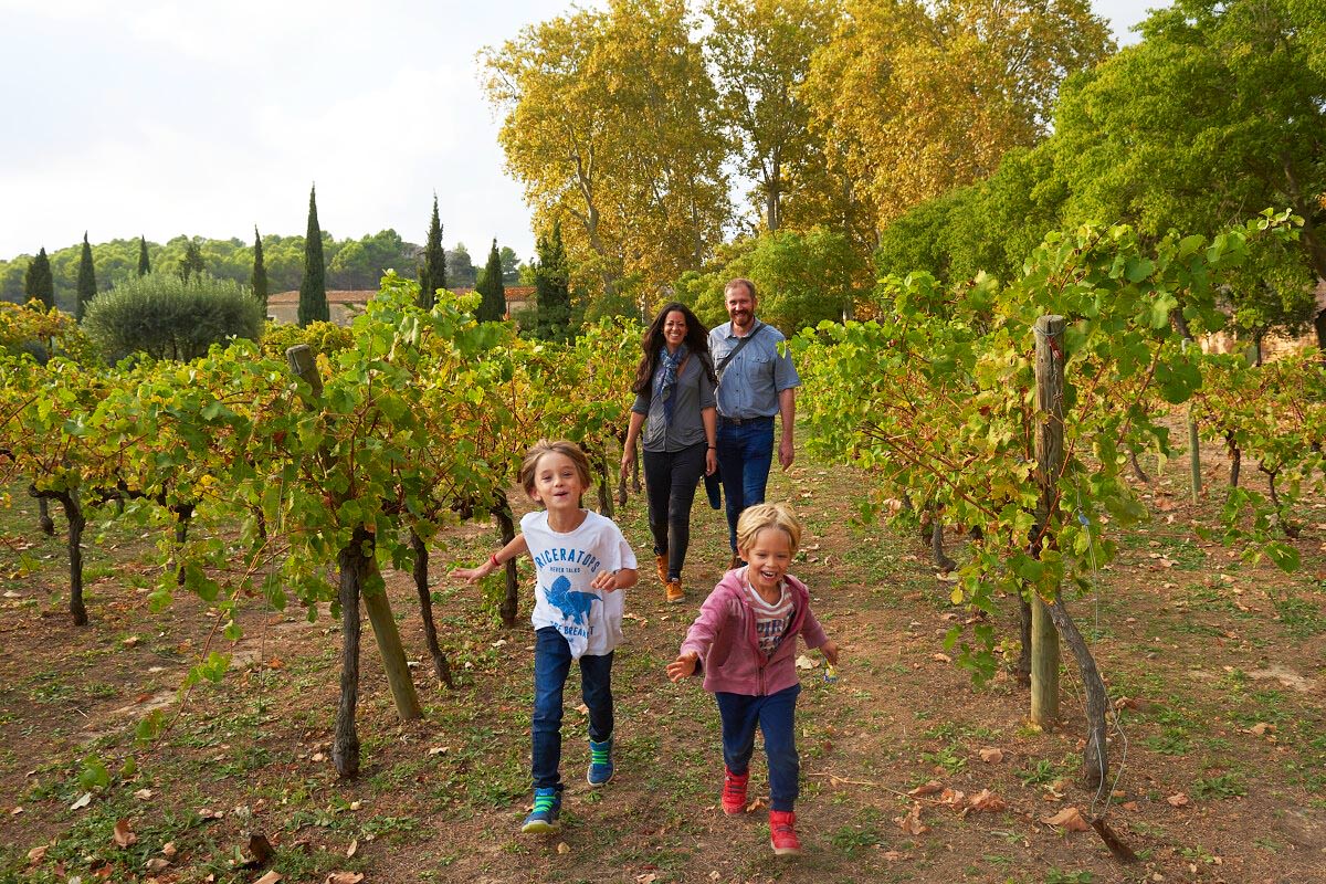 Abbaye de Valmagne © R. Barras - Office de Tourisme Archipel de Thau Famille qui se balade dans les vignes de l'abbaye de Valmagne en automne