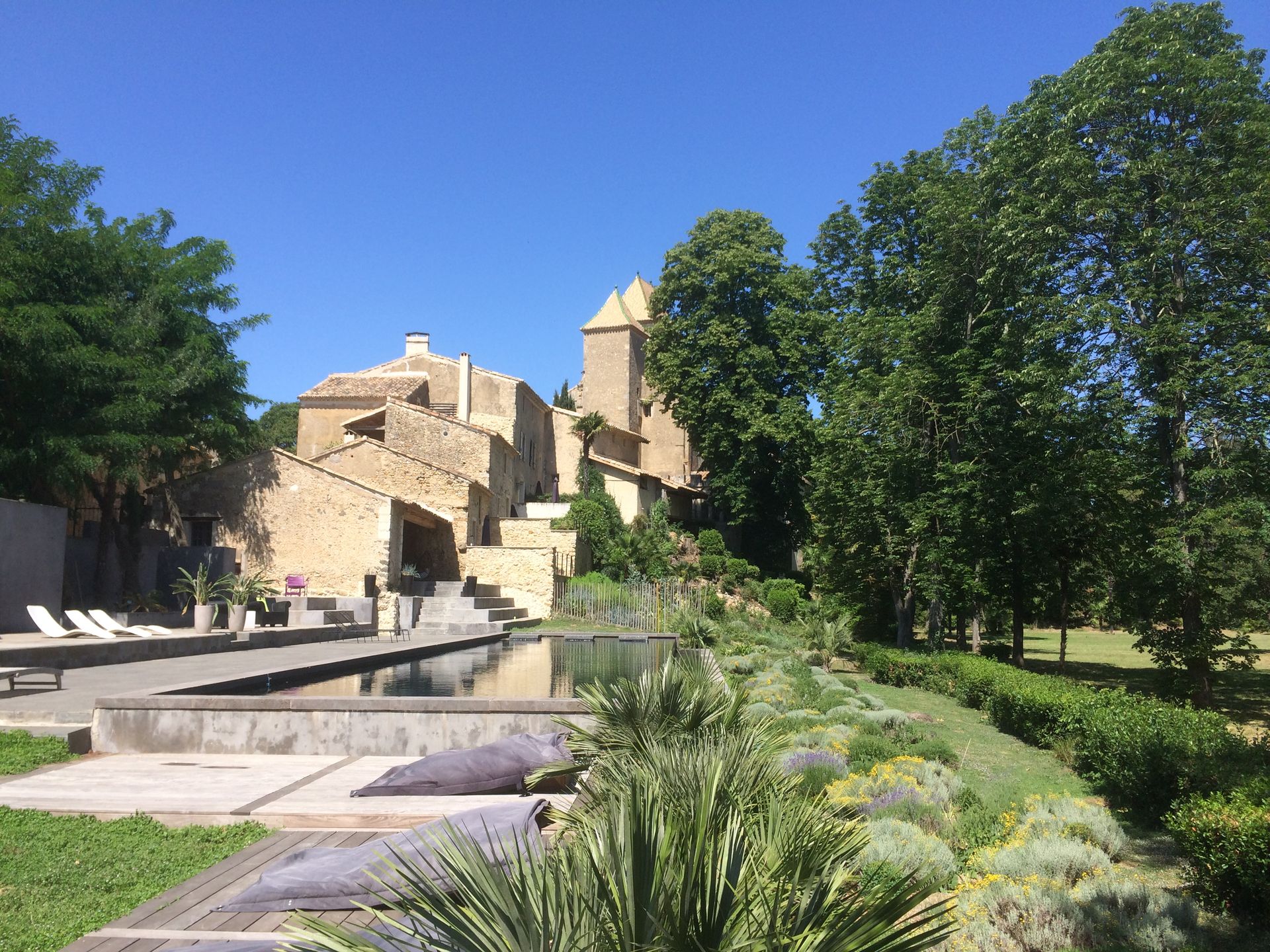 Vue sur la piscine à débordement, les jardins et le château du 12ème siècle du Domaine de Ribaute près de Béziers