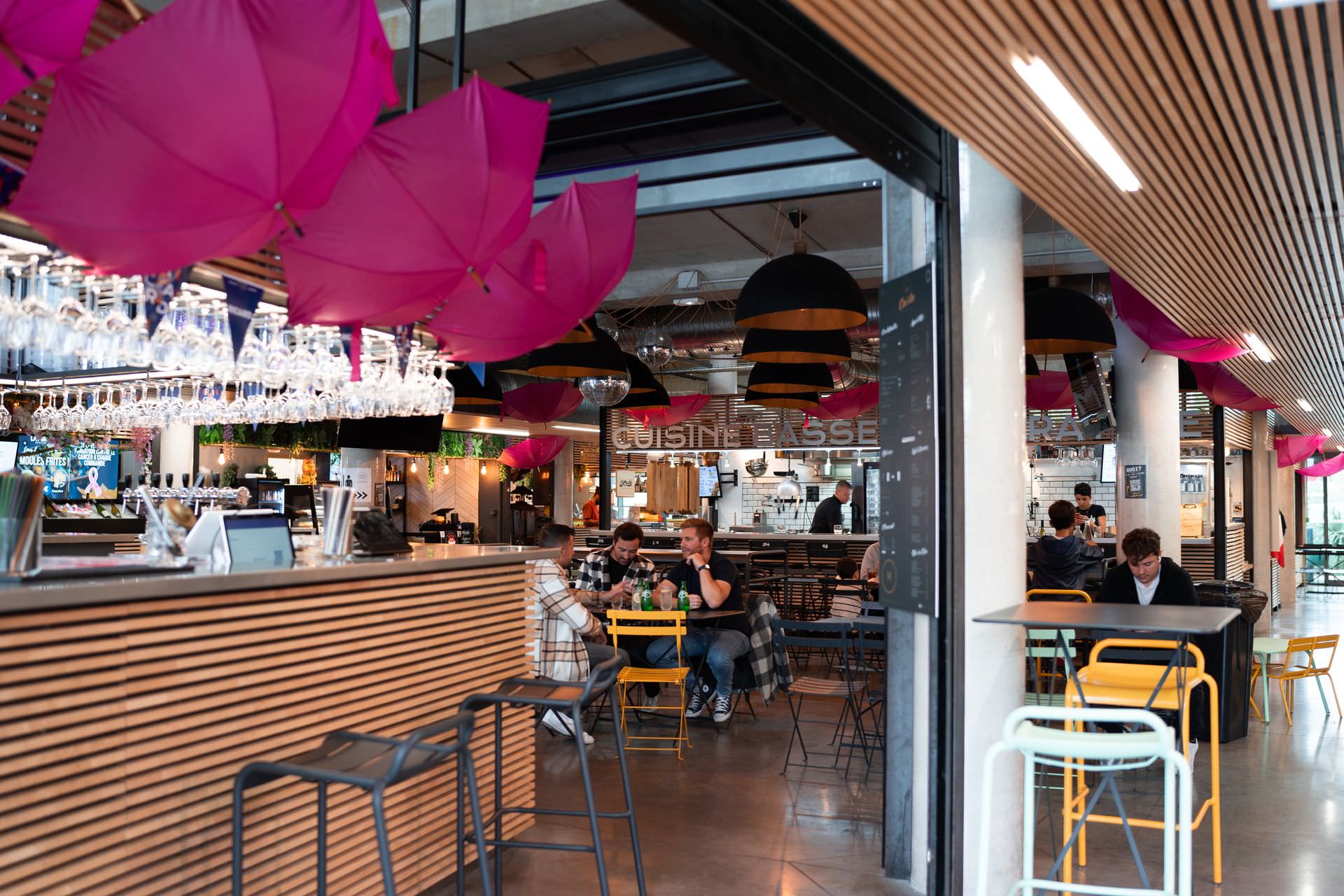 Des amis sont attablés au coeur de 610, less halles gourmandes de Jacou près de Montpellier