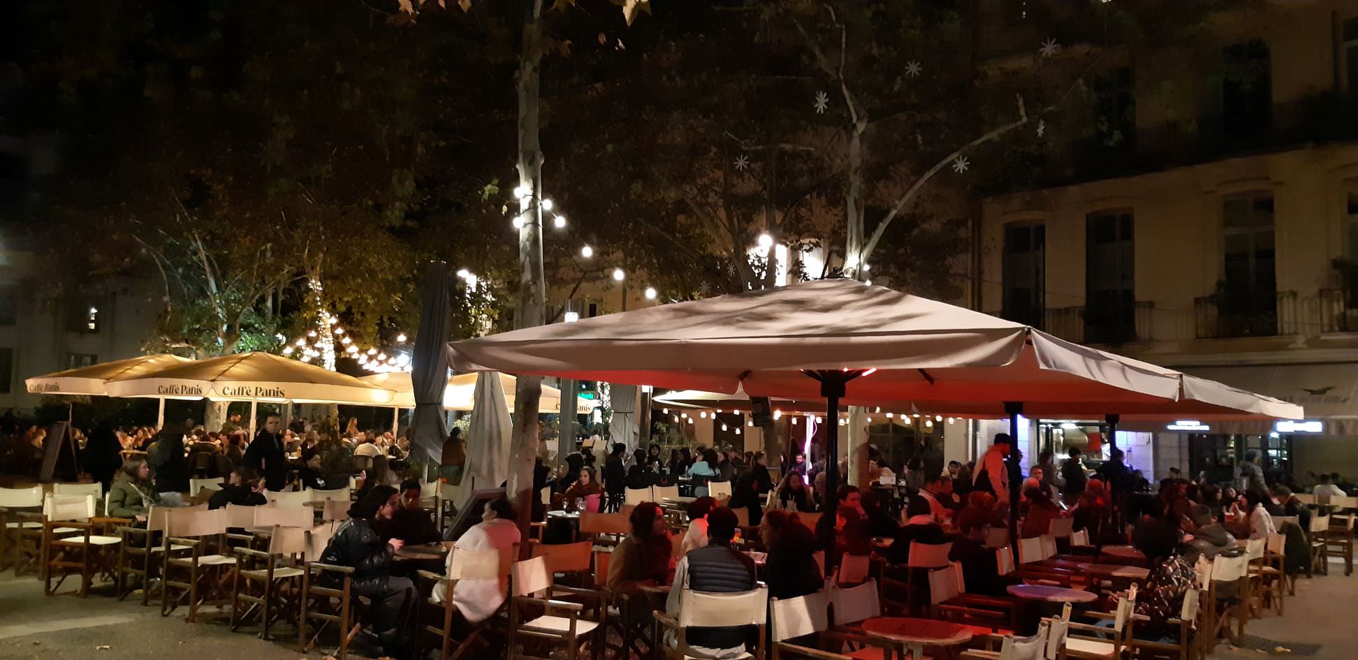 Terrasses animées de nuit dans le centre ville