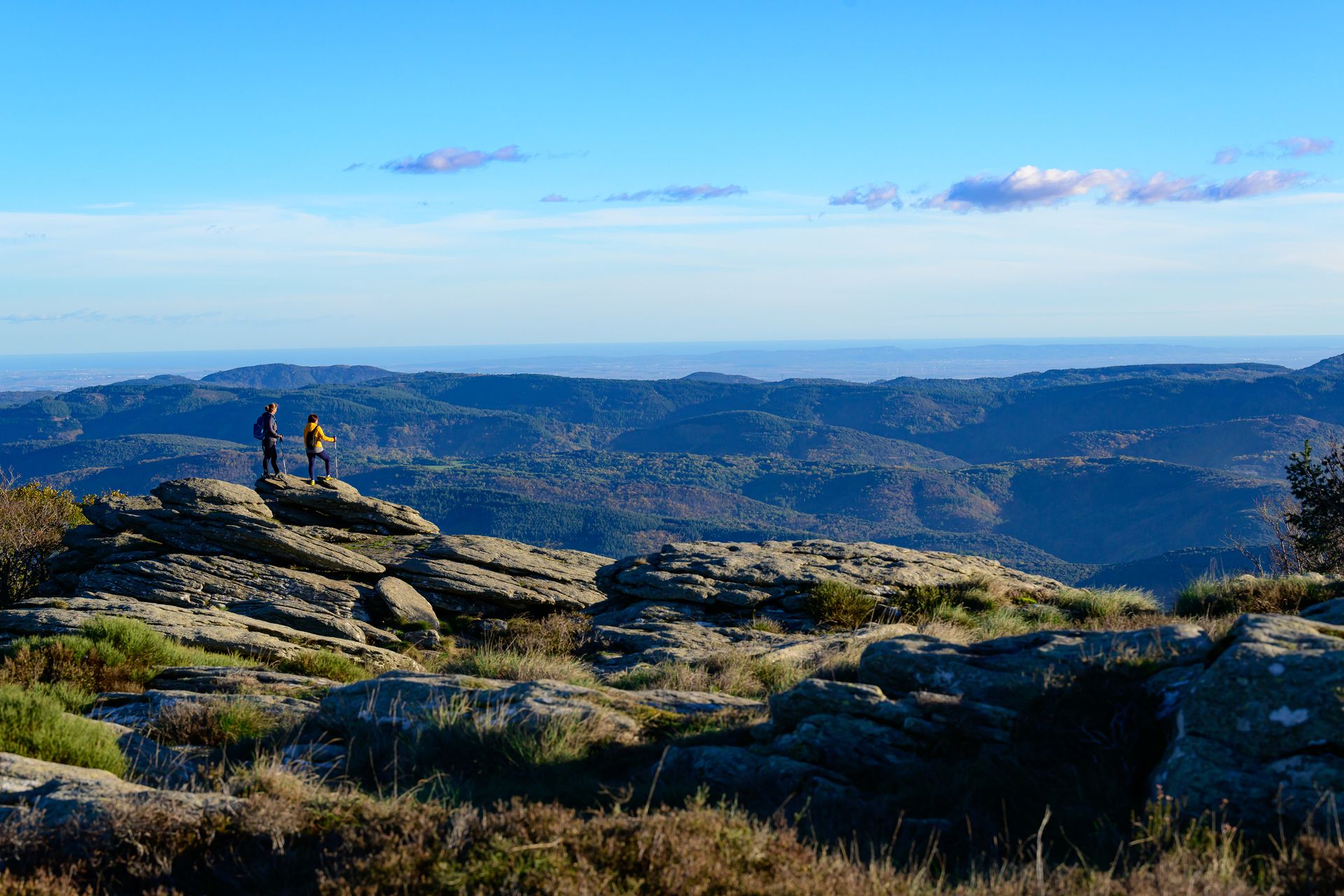 Deux amies randonnent et admirent le panorama sur la vallée depuis le lac de Vésoles dans le Haut-Languedoc
