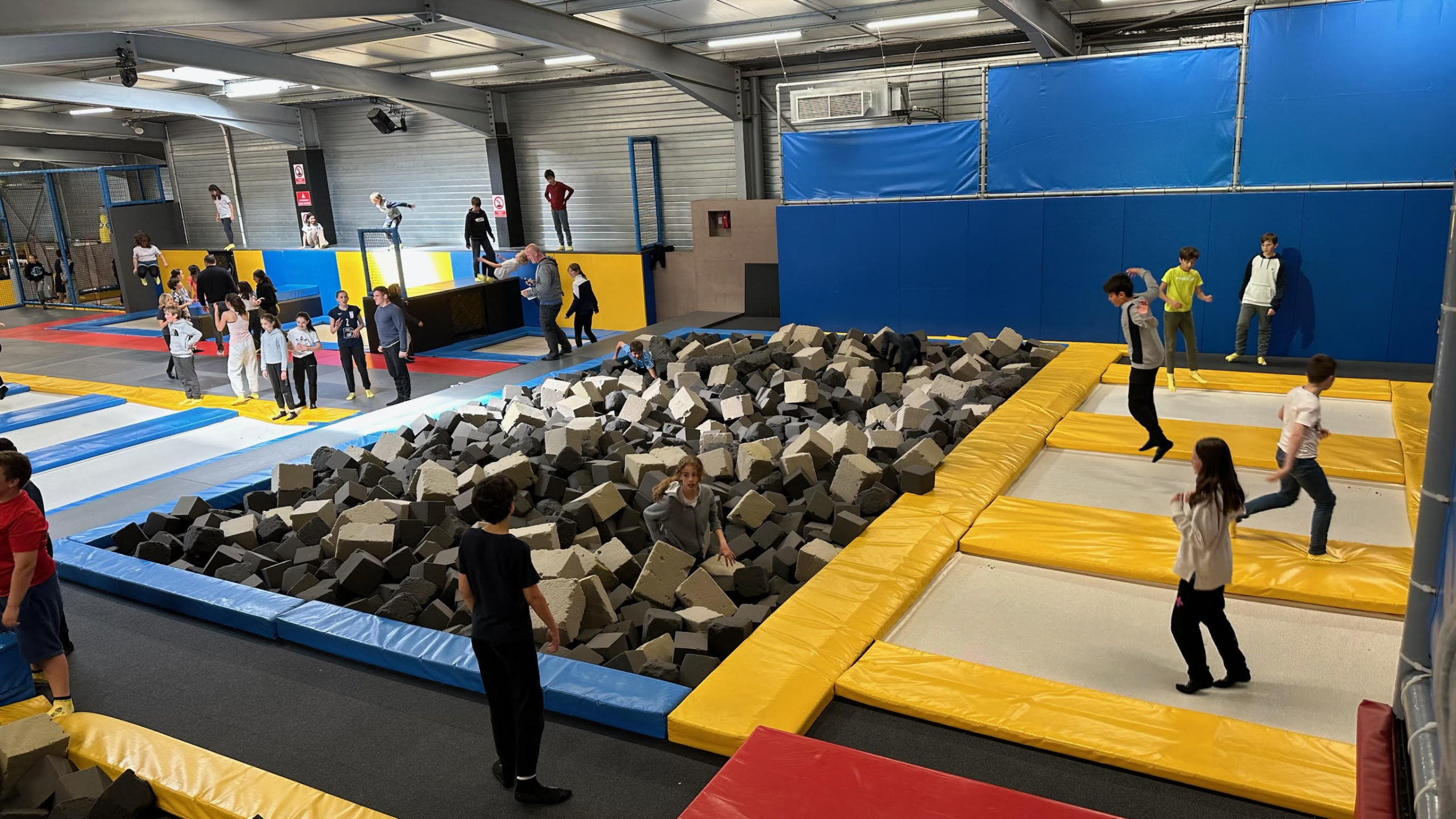 Enfants sautant sur des trampolines installés dans un grand parc