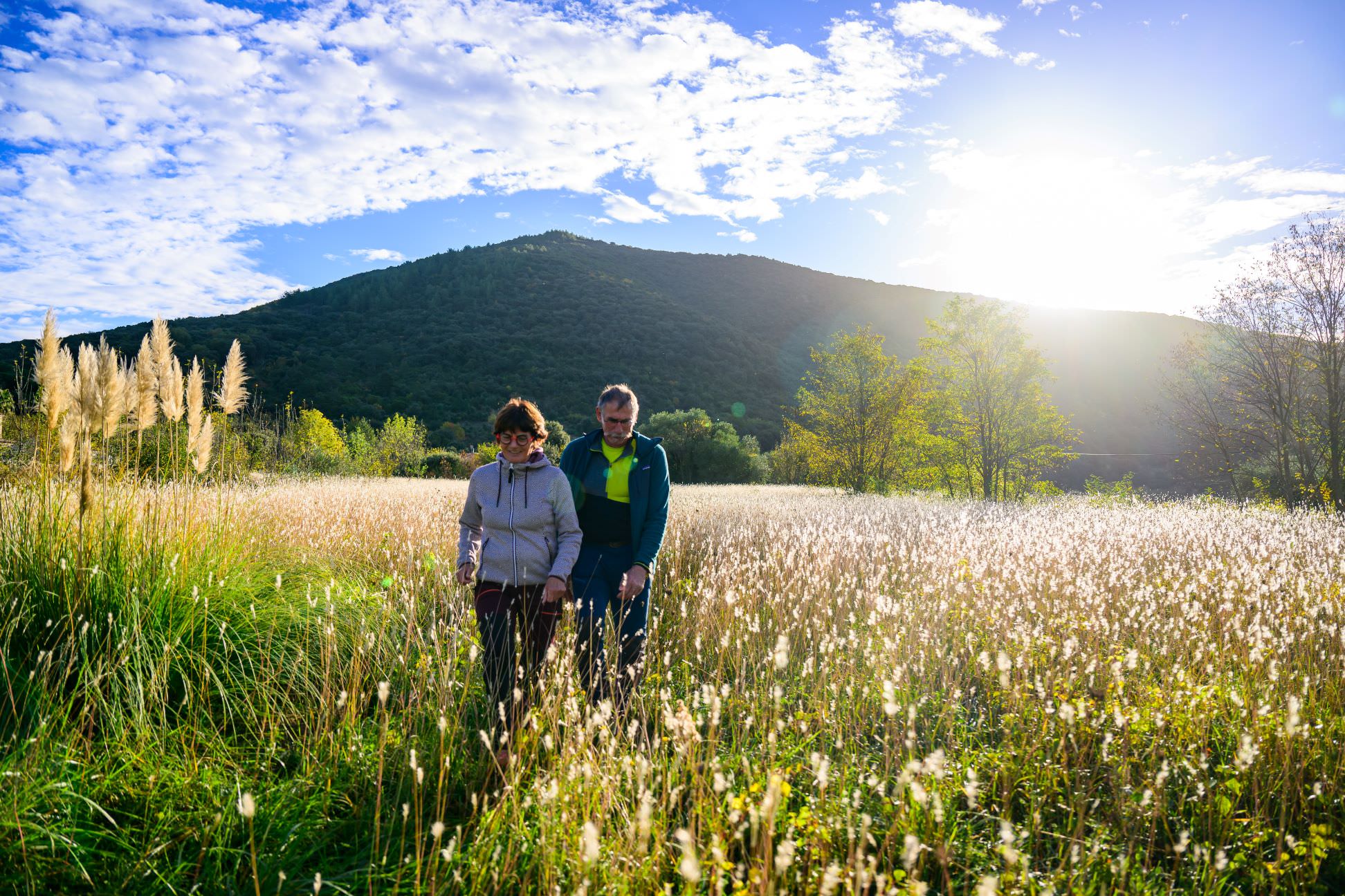 Vallée de l'Orb © Régis Domergue Un couple habillé chaudement marche dans la campagne
