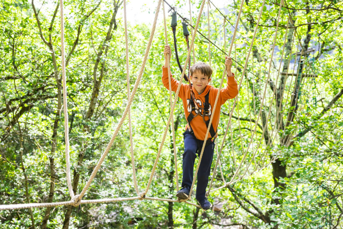 Un enfant sur un accrobranche dans le Caroux