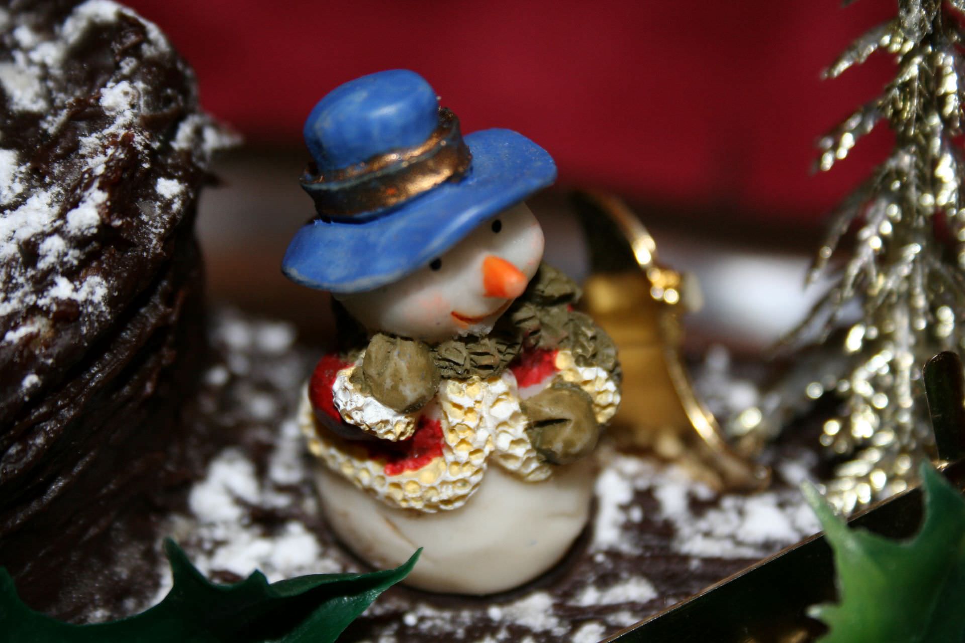 Petit bonhomme de neige avec un chapeau bleu.