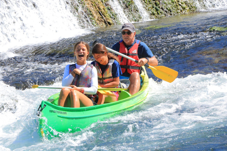 Famille en canoë sur rivière