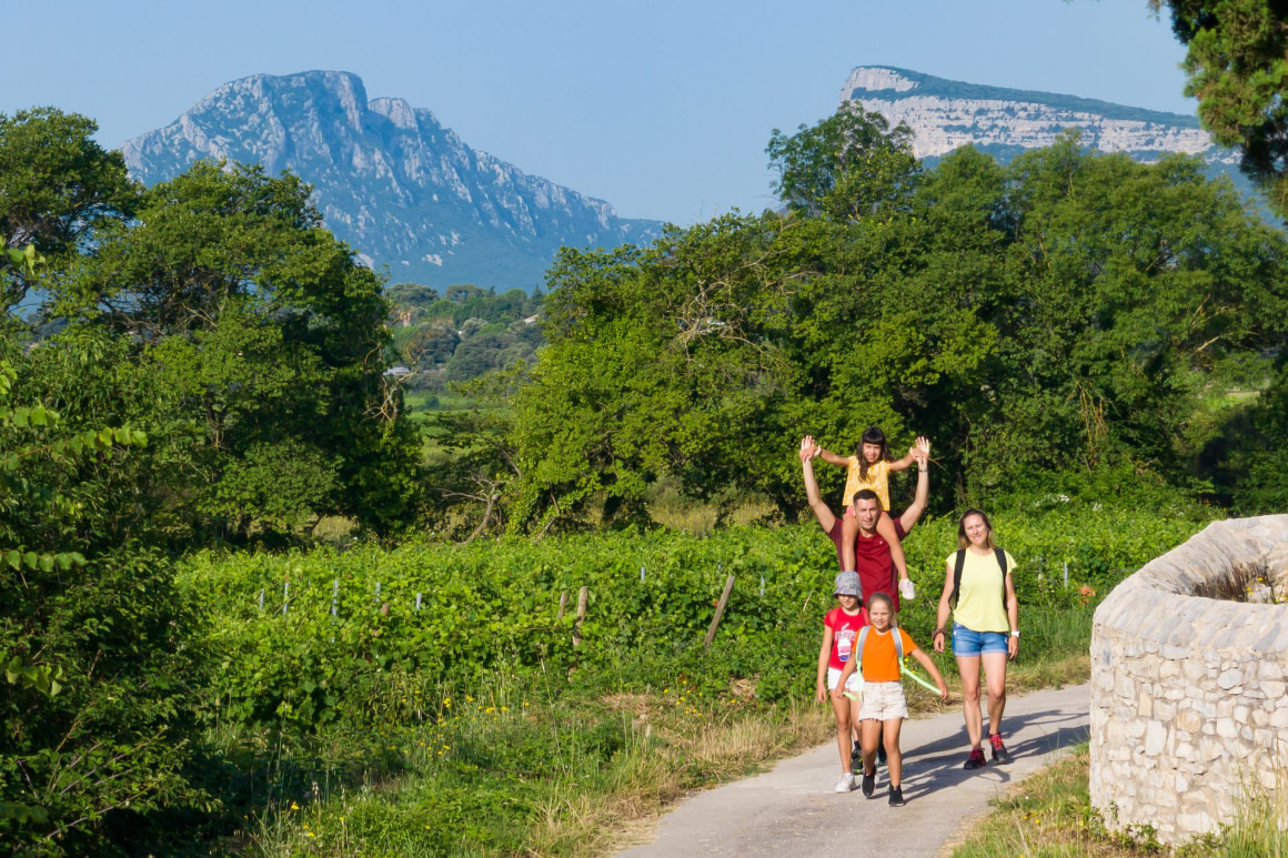 Famille en balade à la Chapelle d'Aleyrac