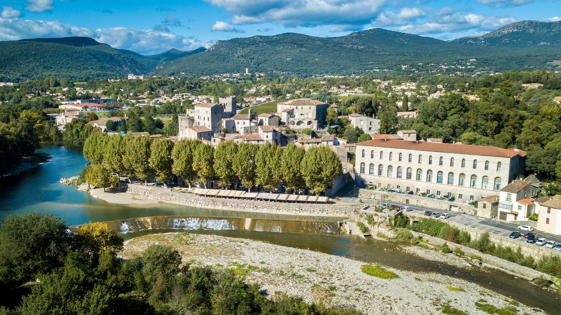 Vue aérienne du village de Laroque