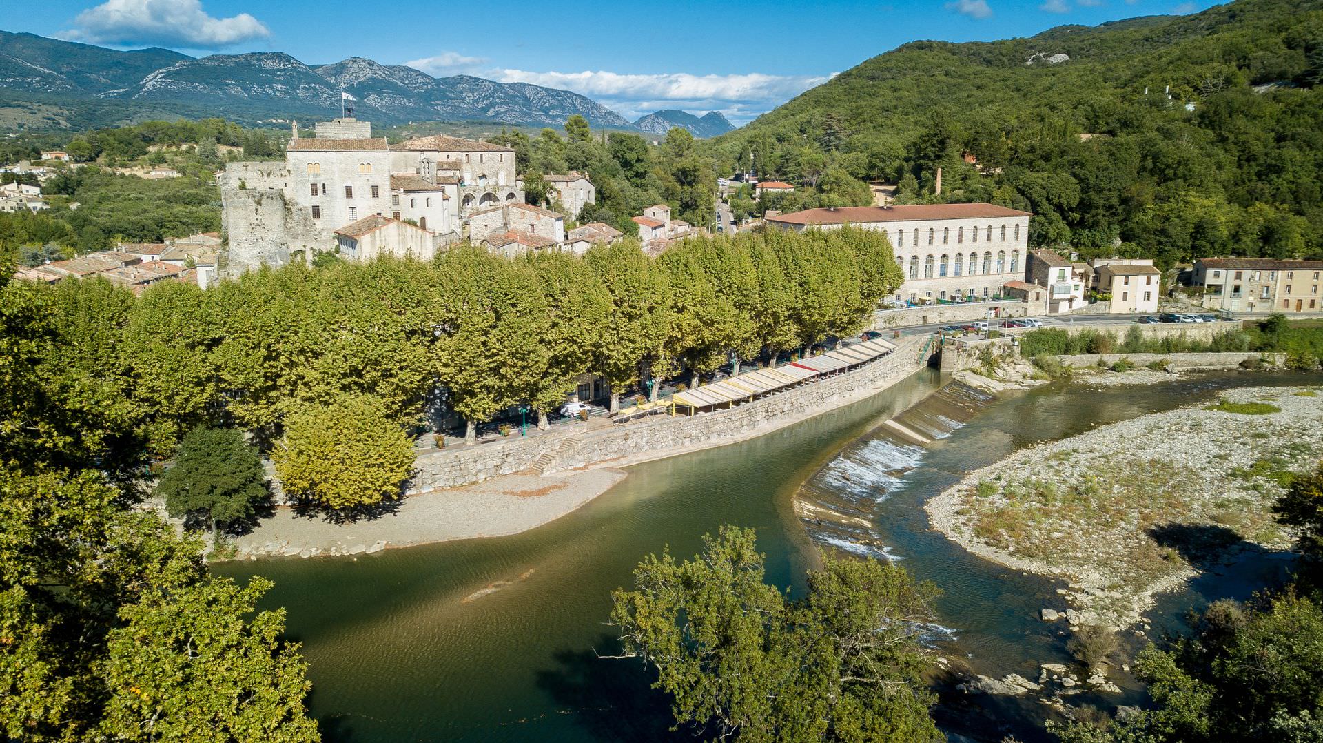 Laroque © Eric Brendle - Hérault Tourisme Vue aérienne du village de Laroque