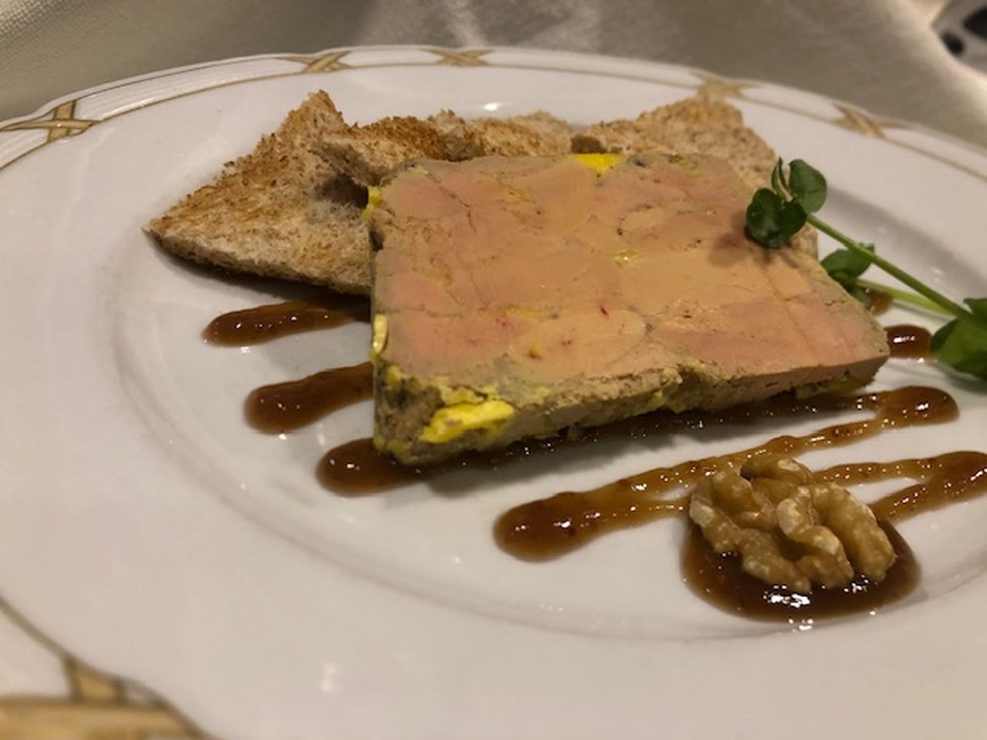 Assiette de foie gras de canard fait maison du restaurant de l'Hôtel de la Paix à Lodève